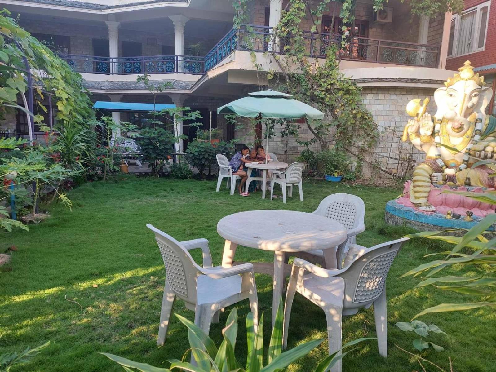 Blue Planet Lodge & Restaurant Pokhara Bagian luar foto