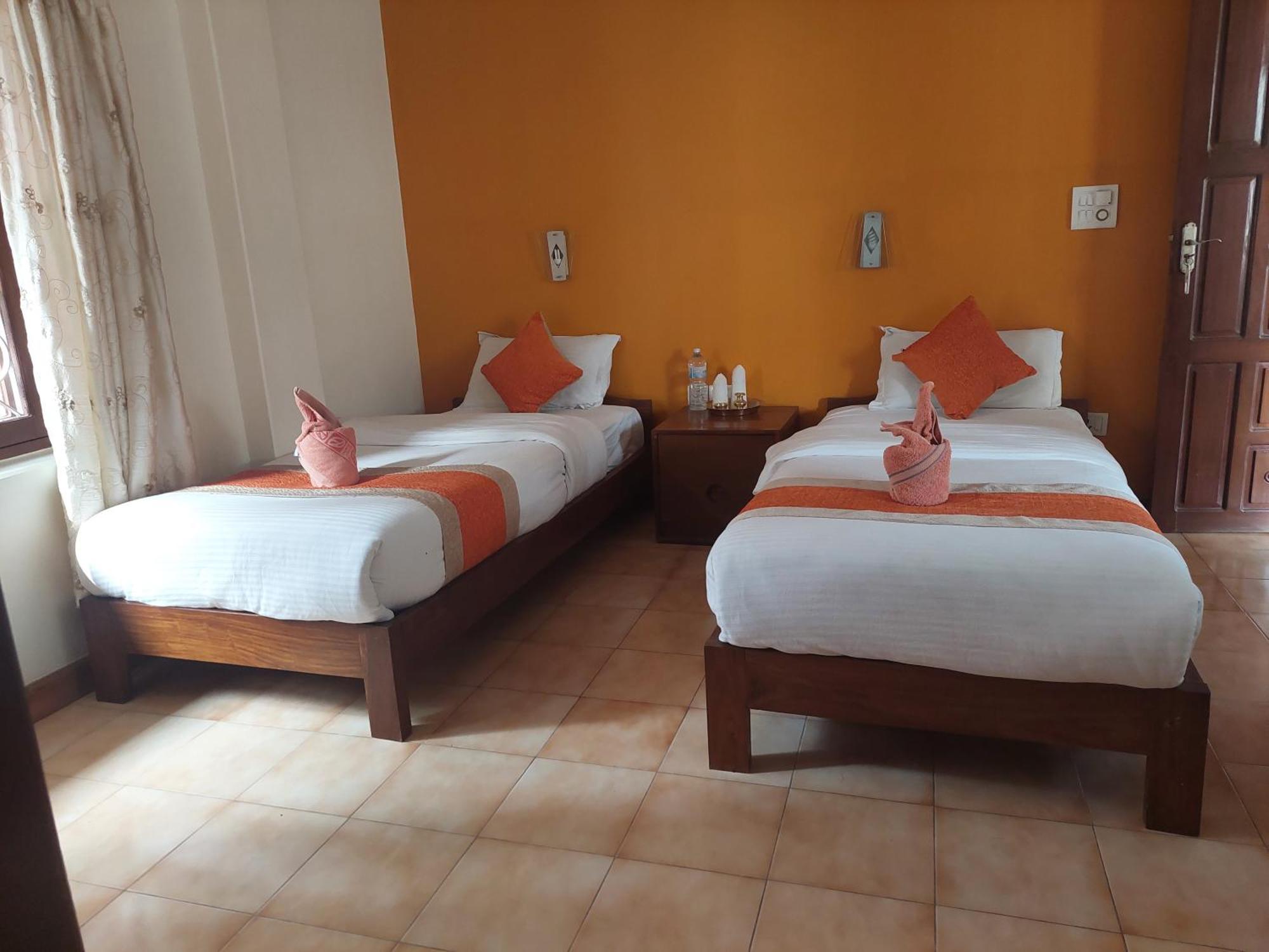 Blue Planet Lodge & Restaurant Pokhara Bagian luar foto