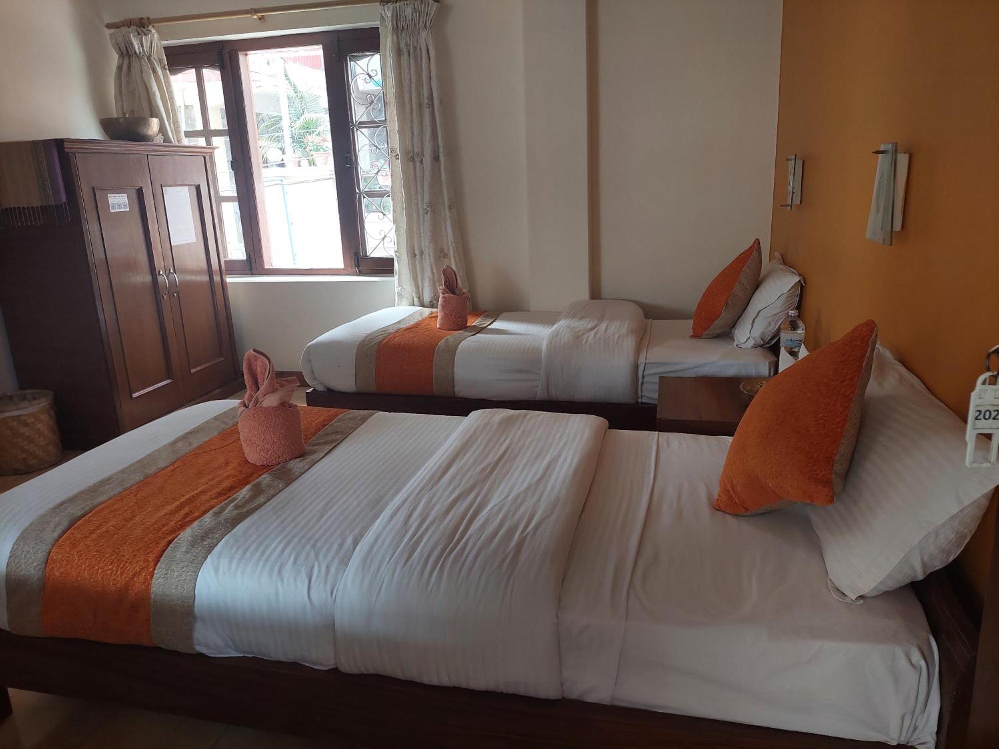 Blue Planet Lodge & Restaurant Pokhara Bagian luar foto